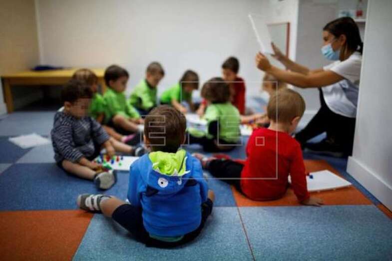 Varios niños juegan en una guardería en una imagen de archivo / EFE David Fernández